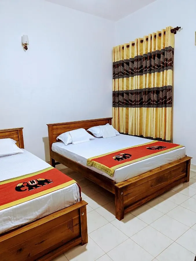 Moon Water'S Edge Apartment Kandy Homestay