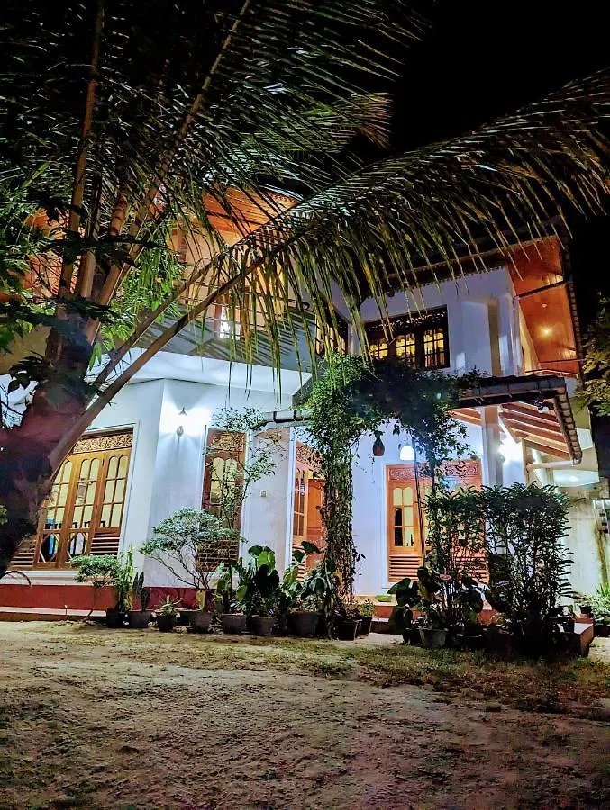 Moon Water'S Edge Apartment Kandy Homestay
