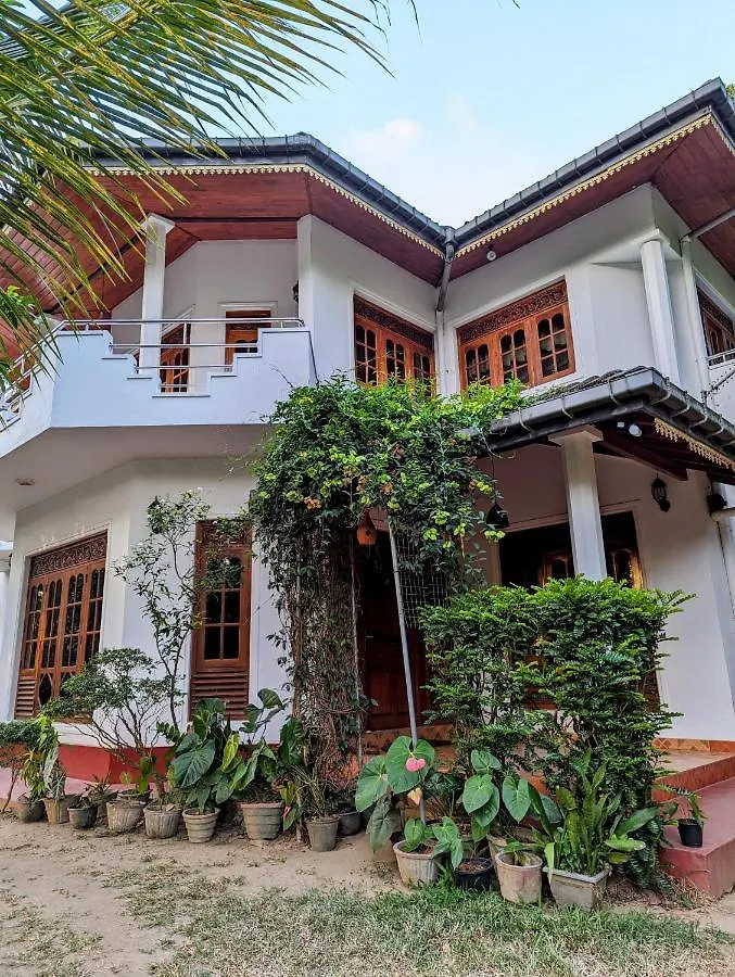 Moon Water'S Edge Apartment Kandy Homestay
